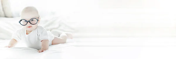 Bebê Recém Nascido Está Deitado Uma Cama Macia Emoções Das — Fotografia de Stock