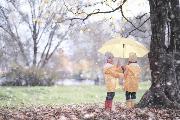 孩子们在公园里走第一场雪 — 图库照片