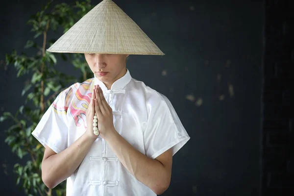 Азиатский Юный Монах Шляпе Черной Стене — стоковое фото