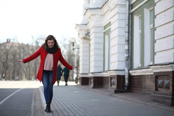 Όμορφο κορίτσι για μια βόλτα σε κόκκινο παλτό στην πόλη — Φωτογραφία Αρχείου