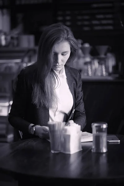Una chica en un café está bebiendo café. Una mujer está desayunando —  Fotos de Stock