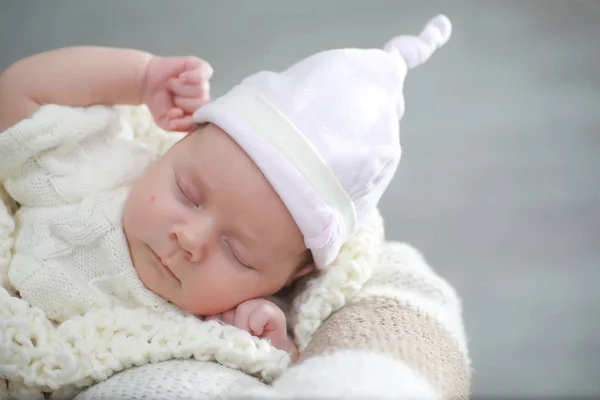 Bebê Recém Nascido Dormindo Envolto Cobertor Quente — Fotografia de Stock