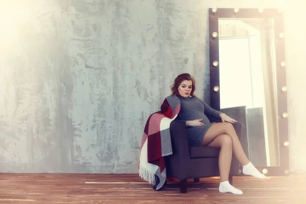 Embarazada joven y hermosa chica en una casa vintage — Foto de Stock