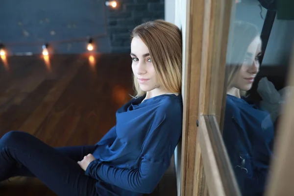 Chica joven en casa relajante — Foto de Stock