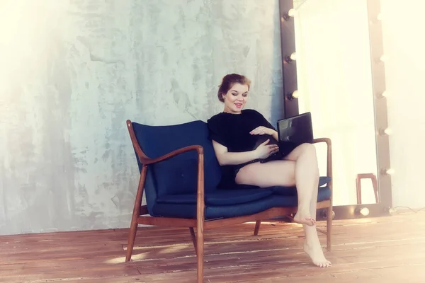 Enceinte jeune et belle fille dans une maison vintage — Photo