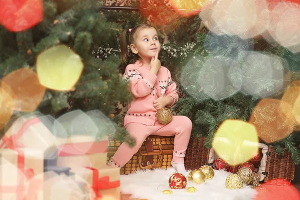 Little girl in new year's Christmas atmosphere. The girl is happ — Stock Photo, Image