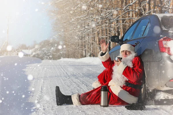 Santa Claus comes with gifts from the outdoor. Santa in a red su — Stock Photo, Image