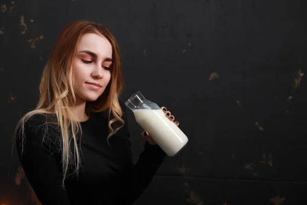 Chica joven bebe leche de una botella —  Fotos de Stock