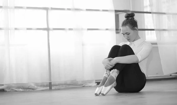 Joven bailarina de ballet en un calentamiento. La bailarina se está preparando para — Foto de Stock