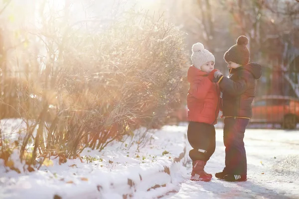 Niños en el parque de invierno jugar — Foto de Stock