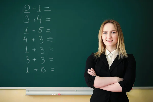 Giovane insegnante in classe scolastica — Foto Stock