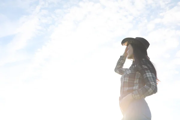 Girl Jeans Hat Travels Summer Countr — Stock Photo, Image