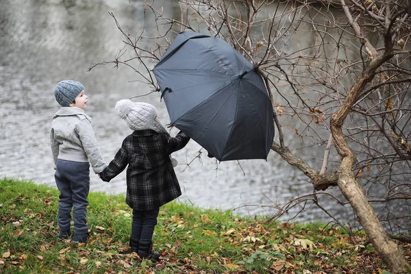 Los niños caminan en el parque de otoño — Foto de Stock