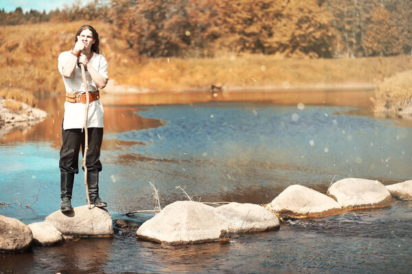 Мужчина в этнической одежде скандинав.
