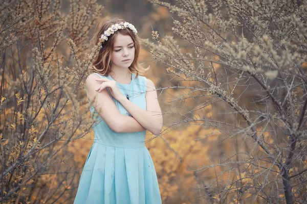 Jeune Fille Sur Une Promenade Automne Par — Photo