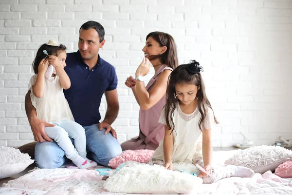 Schöne junge Familie mit Töchtern — Stockfoto
