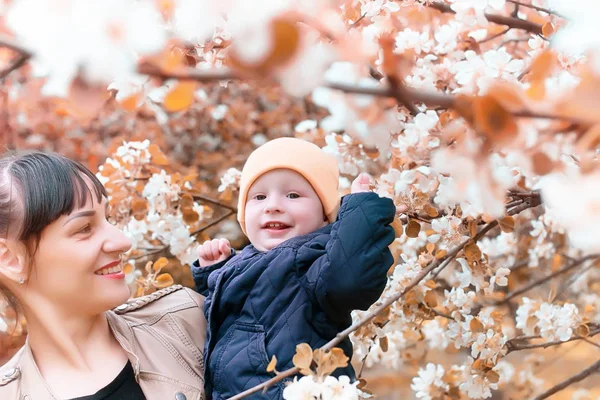 Bella ragazza nel parco autunnale — Foto Stock