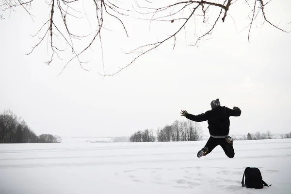 Un hombre de paseo. Paisaje invernal. Turismo en viaje de invierno . — Foto de Stock