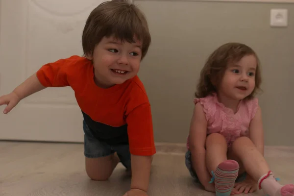 Niño jugando en un piso en una habitación — Foto de Stock