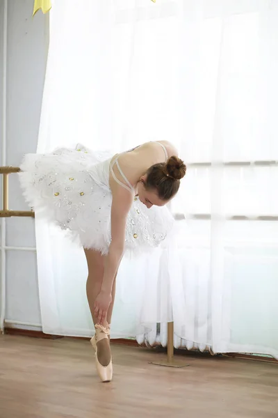Όμορφο κορίτσι χορευτής μπαλέτου εξάσκηση — Φωτογραφία Αρχείου