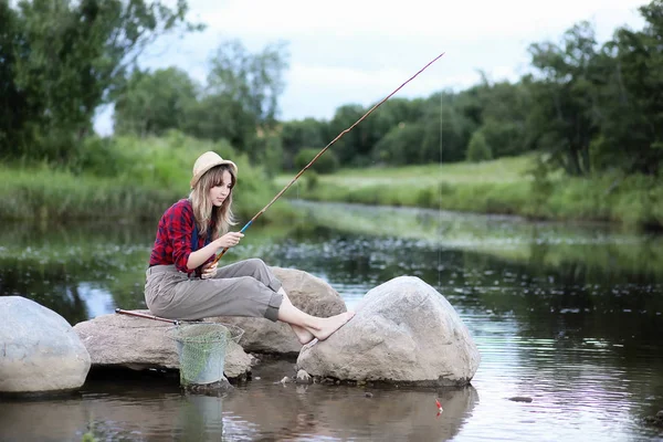 Девушка у реки с удочкой — стоковое фото