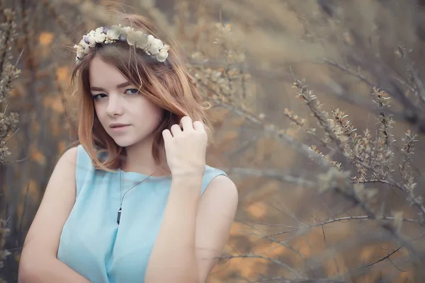 Giovane Ragazza Una Passeggiata Autunno Par — Foto Stock