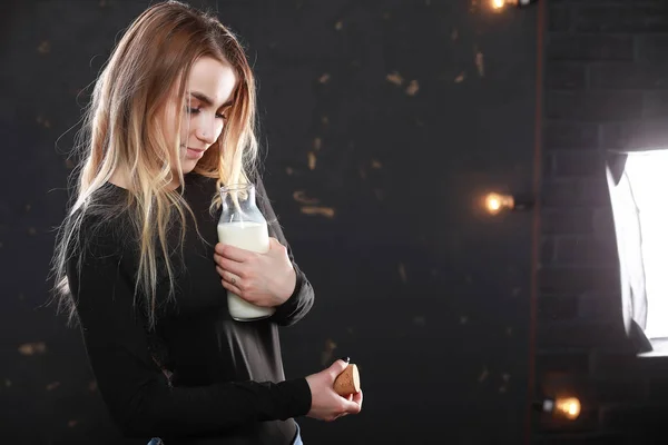 Jeune fille boit du lait dans une bouteille — Photo