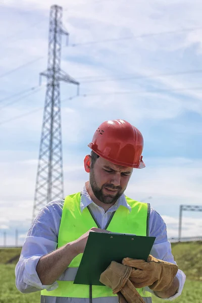Electricista trabajando en un casco con guantes —  Fotos de Stock