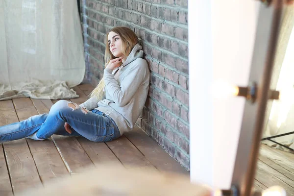 Una joven descansa en una acogedora habitación — Foto de Stock