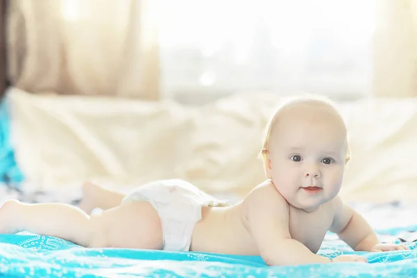 Bebé Recién Nacido Está Acostado Una Cama Blanda Emociones Infantiles — Foto de Stock