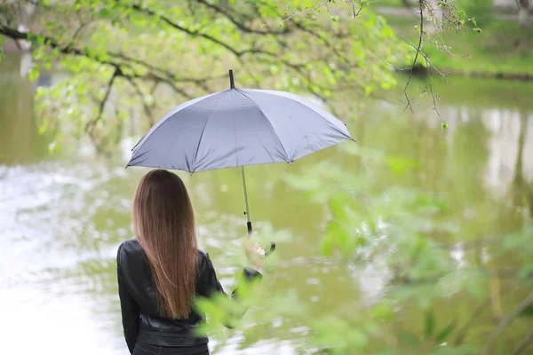 Young girl in a green park — Stock Photo, Image