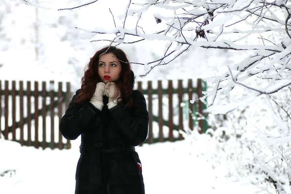 Menina bonita no inverno dia nevado — Fotografia de Stock