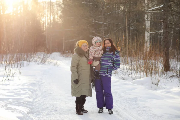 Батько тримає дитину на руках у зимовому парку — стокове фото
