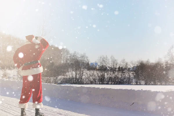 Santa Claus přichází s dárky od venkovních. Santa v červené su — Stock fotografie