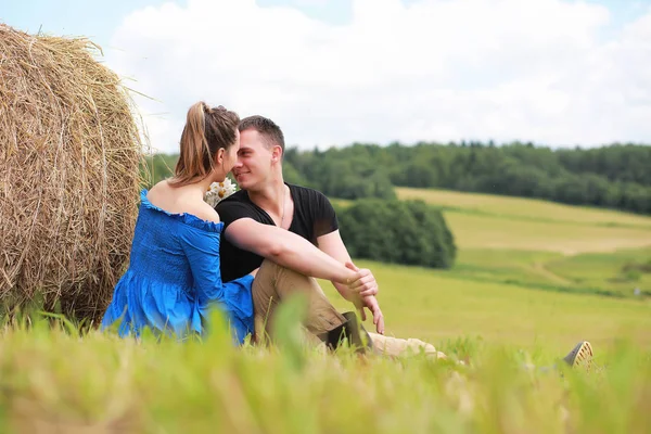 A mező, a naplemente szerelem házaspár — Stock Fotó