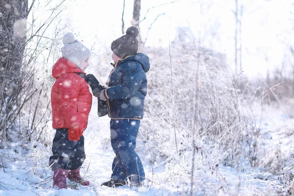 I bambini camminano nel parco prima neve — Foto Stock