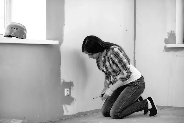 Der Bauherr führt Reparaturen in der Wohnung durch. Abschlussarbeiten auf p — Stockfoto