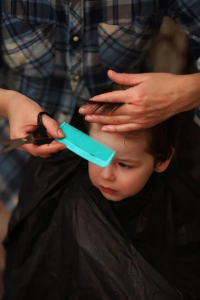 A little boy is trimmed in the hairdresser's bright emotions on — Stock Photo, Image