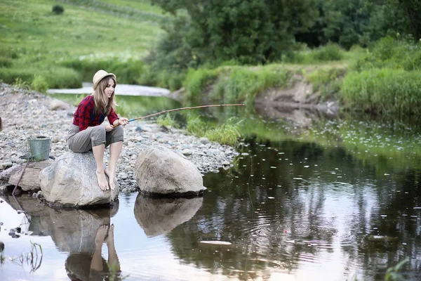 Chica junto al río con una caña de pescar —  Fotos de Stock