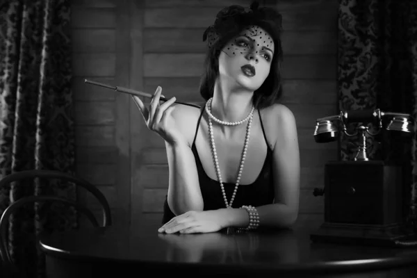 Красивая девушка 1930-х годов курит монохромный — стоковое фото