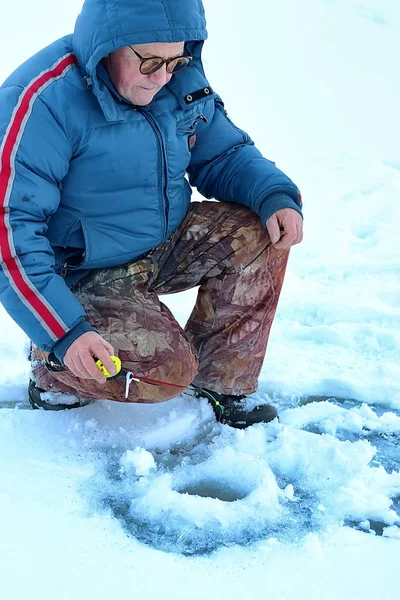 Temporada de invierno hombre viejo pesca en el lago — Foto de Stock