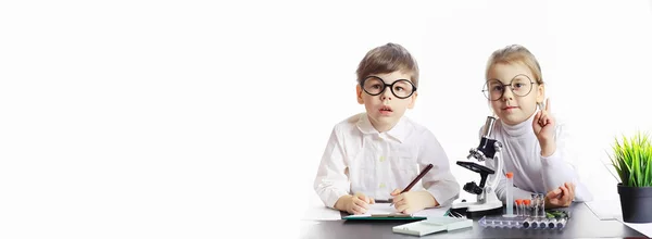 Jeunes scientifiques chimistes. Médecin, assistant de laboratoire . — Photo