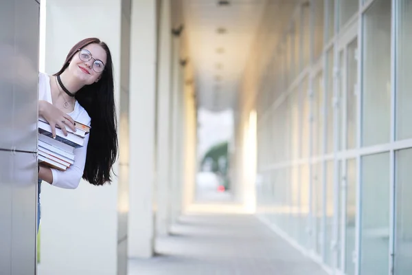 Siswa perempuan di jalan dengan buku-buku — Stok Foto