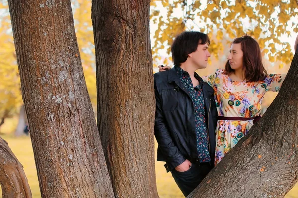 Jeune couple sur la date dans le parc d'automne — Photo