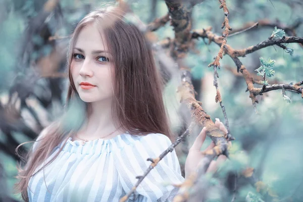 Dziewczyna w parku wiosna zielony — Zdjęcie stockowe