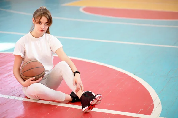Mädchen in der Turnhalle spielt Basketball — Stockfoto