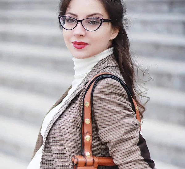 Pregnant woman walking in the street — Stock Photo, Image