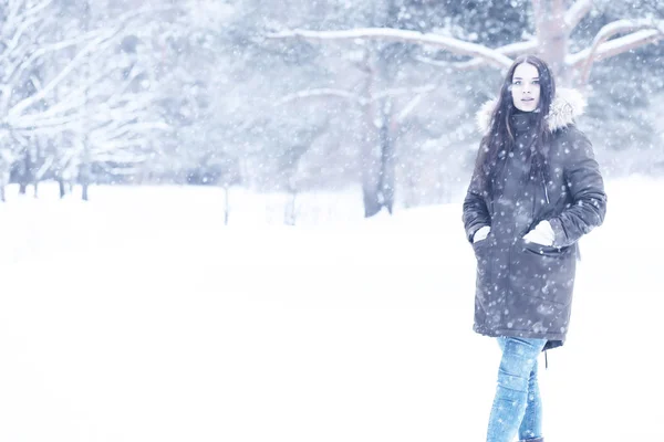 Bella ragazza in una bella neve invernale — Foto Stock