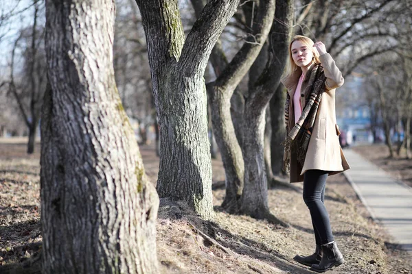 Niedliche Blondine in einem Stadtpark — Stockfoto