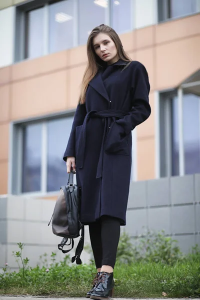 Schönes Mädchen in einem Mantel in der Innenstadt — Stockfoto